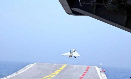国产航母飞机降落视频,震撼航拍见证大国重器风采