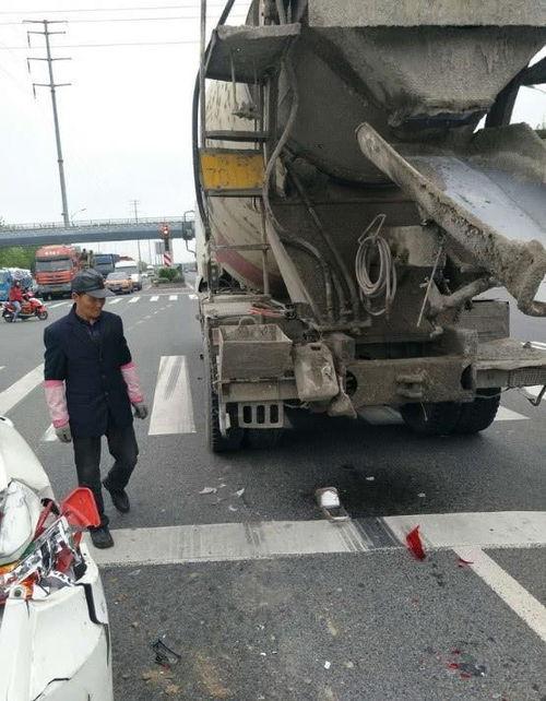 国产汽车追尾货车视频,国产汽车追尾货车，行车安全警钟长鸣